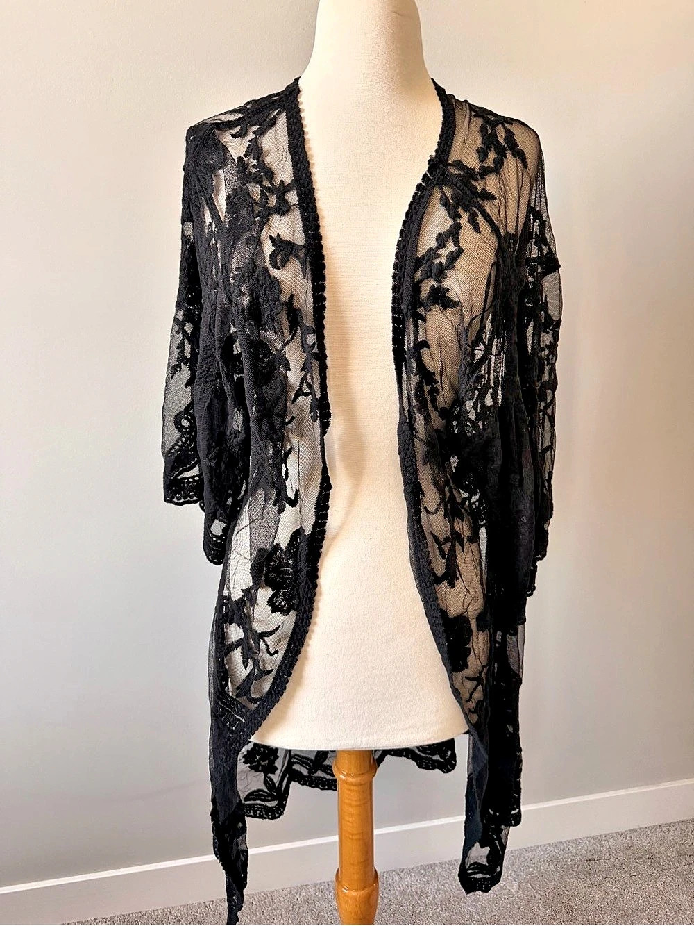 DIZZIRE Floral Lace Kimono Cardigan in Black Size Medium